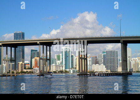 Miami Florida, Biscayne Bay, Rickenbacker Causeway, Brücke, Skyline der Stadt, Brickell, Innenstadt, Wasser, Wolkenkratzer, Hochhaus Wolkenkratzer Gebäude bui Stockfoto