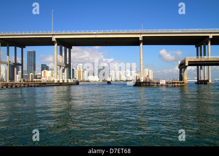 Miami Florida, Biscayne Bay, Rickenbacker Causeway, Brücke, Skyline der Stadt, Brickell, Innenstadt, Wasser, Wolkenkratzer, Hochhaus Wolkenkratzer Gebäude bui Stockfoto