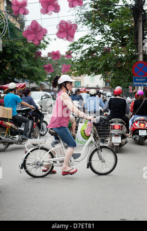 Hanoi, Vietnam - eine Frau mit einem Elektro-Scooter Fahrrad in Verkehr Stockfoto