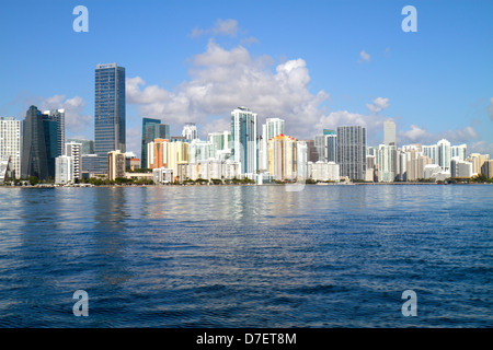 Miami Florida, Biscayne Bay, Skyline der Stadt, Brickell, Innenstadt, Wasser, Wolkenkratzer, Hochhäuser Wolkenkratzer Gebäude Wohnanlage Residenz Stockfoto