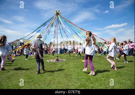 Tanz um den Maibaum, Dilwyn Schulkinder zeigen, Herefordshire, England. Schulmädchen tanzen mit Bändern auf dem Dorfplatz. Stockfoto