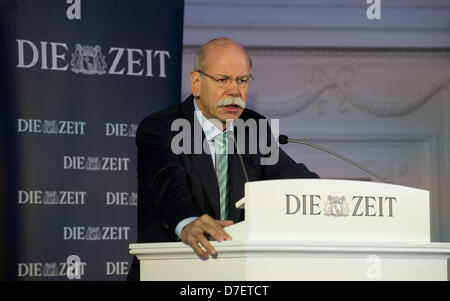 Dieter Zetsche, Vorstandsvorsitzender der Daimler AG, spricht auf einer Konferenz, organisiert von der Wochenzeitung "Die Zeit" im neuen Schloss in Stuttgart, Deutschland, 6. Mai 2013. Die Themen der Konferenz waren Moral und Ethik in Politik und Wirtschaft. Foto: Marijan Murat Stockfoto