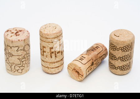 sortierte Weinkorken auf weißem Hintergrund Stockfoto