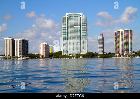 Miami Florida, Biscayne Bay, Skyline der Stadt, Brickell Avenue, Innenstadt, Wasser, Hochhaus Wolkenkratzer Gebäude Wohnanlage apa Stockfoto