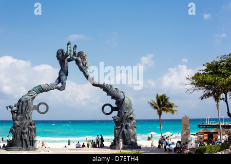 Portal Maya Skulptur "Maya-Tor" befindet sich im Parque Fundadores Bildhauers Jose Arturo Tavares Stockfoto