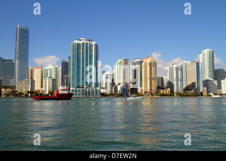 Miami Florida, Biscayne Bay Water, Skyline der Stadt, Brickell Avenue, Wasser, Wolkenkratzer, Hochhäuser Wolkenkratzer, Gebäude Condomin Stockfoto