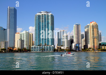 Miami Florida, Biscayne Bay Water, Skyline der Stadt, Brickell Avenue, Wasser, Wolkenkratzer, Hochhäuser Wolkenkratzer, Gebäude Condomin Stockfoto