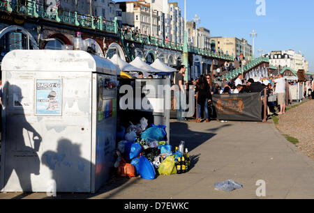 Brighton UK verschüttet 6. Mai 2013 - den Müll aus den Behältern nach einem beschäftigt kann Bank Holiday Montag Stockfoto