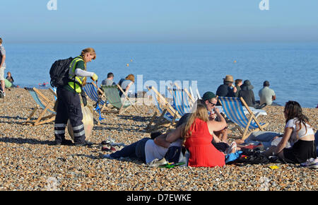 Brighton UK beginnen 6. Mai 2013 - Rates Arbeiter, unter den Massen zu bewegen, wie sie das große Aufräumen nach ein langen, heißen Tag auf Brighton Beach für kann Bank Holiday Montag beginnen Stockfoto