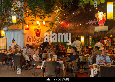 Menschen in einem Outdoor-Restaurant für das Abendessen auf der 5th Avenue in Playa del Carmen Stockfoto