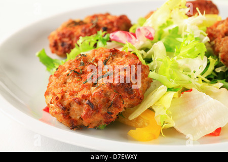 Gebratene Gemüse Burger mit grünem Salat Stockfoto