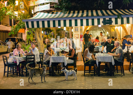 Menschen in einem Outdoor-Restaurant für das Abendessen auf der 5th Avenue in Playa del Carmen Stockfoto