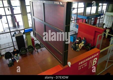 Buenos Aires, Argentinien. 6. Mai 2013. Gestrandete Fluggäste warten am Busbahnhof Retiro, als der Streik der Langdistanz Busfahrer, die Zugehörigkeit zu der Schiene Auto Union (UTA in spanischer Sprache) seinen fünften Tag betritt. Gewerkschaftlich organisierte Arbeitnehmer verlangen eine 23 Prozent Gehalt Wanderung. (Bild Kredit: Kredit: Patricio Murphy/ZUMAPRESS.com/Alamy Live-Nachrichten) Stockfoto