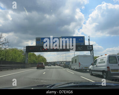 Surrey, UK. 6. Mai 2013. Ein gestrandeter van in der Nähe von J12 der M25 und der M3 in Surrey führt zur Schließung der beiden äußeren Bahnen von der M25 bringen Feiertag Verkehr zum Stillstand in der Nähe von deaktivieren. Bildnachweis: Sarah Tubb/Alamy Live-Nachrichten Stockfoto