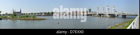 Panoramablick auf Stadt Kampen, eine alte Hansestadt in den Niederlanden, in der Nähe der IJssel-Brücke und aus dem ganzen Flusses Stockfoto