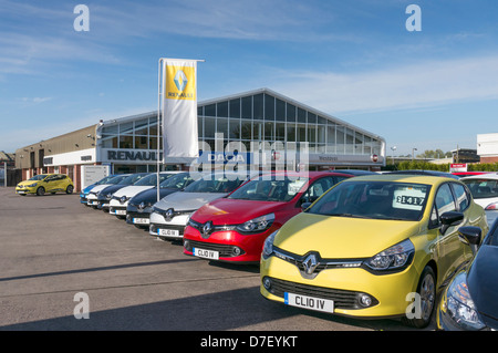 Renault Clio Neuwagen für den Verkauf auf einem Renault-Händler-Vorplatz Stockfoto