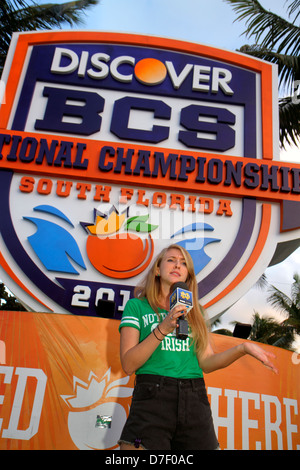 Miami Beach Florida, Ocean Drive, Lummus Park, BCS National Championship entdecken, Logo, Schild, College-Fußball, weibliche Frauen, Journalistin, Reporterin, Medien Stockfoto