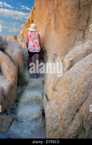 Weg und Treppe aus Granit mit Wanderer geschnitzt. Joshua Tree Nationalpark, Kalifornien Stockfoto