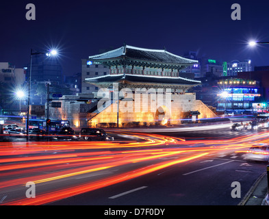 Dongdaemun-Tor und die Stadt von Seoul, Südkorea. Stockfoto