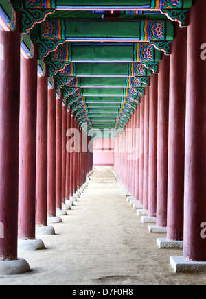 Alte Flur im Gyeongbokgung Palace in Seoul, Südkorea Stockfoto