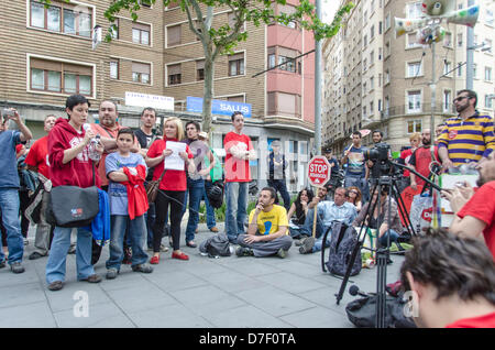 Saragossa, Spanien. 6. Mai 2013. Stop Zwangsräumungen Ortsgruppe in Saragossa und die Hypothek Opfer Platform (Plataforma de Afectados Por la Hipoteca, PAH), protest gegen und behauptete die PP-Regierung um Spaniens Räumung Gesetze zu aktualisieren, weil sie mit einer demokratischen Gesellschaft und Europarecht unvereinbar waren. In Saragossa, letzte Woche wurden einundfünfzig Demonstranten von 1500 € Geldstrafe von ihrer neuesten Straße durchschnittliche Pazifik Protest, genannt "Encraches" vor der Volkspartei (PP) Hauptsitz in Saragossa. Stockfoto