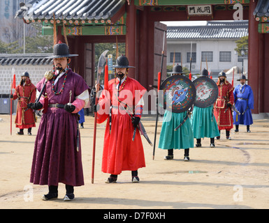 Königliche Garde in historischen Kostümen im Gyeongbokgung Palace in Seoul, Südkorea. Stockfoto