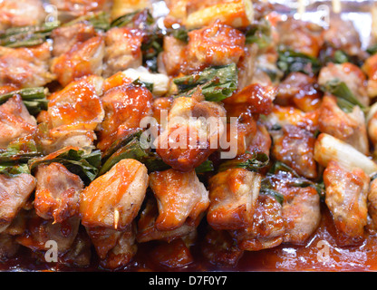 Dakkochi-Hähnchen-Spieße mariniert in Soße Stockfoto