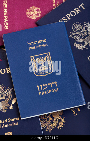 Einem israelischen Pass ruht auf einem Stapel von amerikanischen und deutschen Pässe. Stockfoto