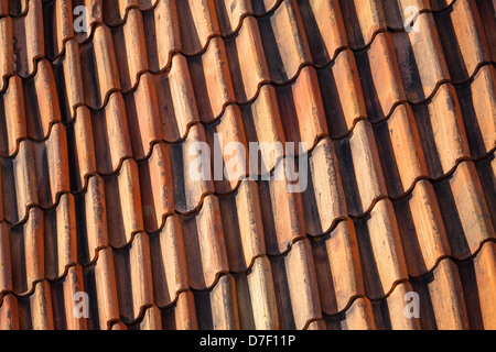 Leuchtend rotes Dach Fliesen Hintergrund Stockfoto