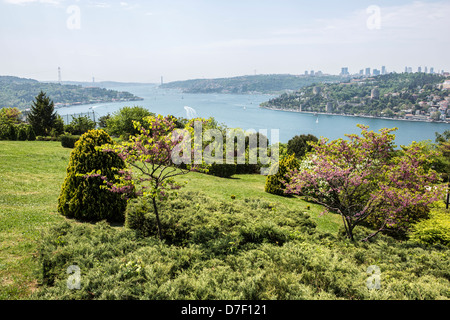 Aussicht auf den Bosporus vom Otagtepe in Istanbul, Türkei Stockfoto