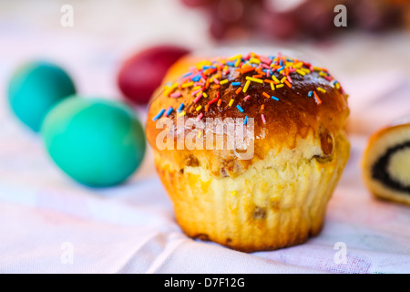 Leckeres Gebäck Ostern dekoriert mit bunten Bonbons Stockfoto