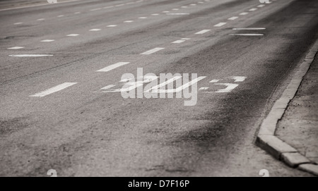 Bus-Beschriftung auf städtischen Asphaltstraße Stockfoto