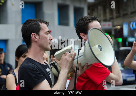 Saragossa, Spanien. 6. Mai 2013. Stop Zwangsräumungen Ortsgruppe in Saragossa und die Hypothek Opfer Platform (Plataforma de Afectados Por la Hipoteca, PAH), protest gegen und behauptete die PP-Regierung um Spaniens Räumung Gesetze zu aktualisieren, weil sie mit einer demokratischen Gesellschaft und Europarecht unvereinbar waren. In Saragossa, letzte Woche wurden einundfünfzig Demonstranten von 1500 € Geldstrafe von ihrer neuesten Straße durchschnittliche Pazifik Protest, genannt "Encraches" vor der Volkspartei (PP) Hauptsitz in Saragossa. Stockfoto