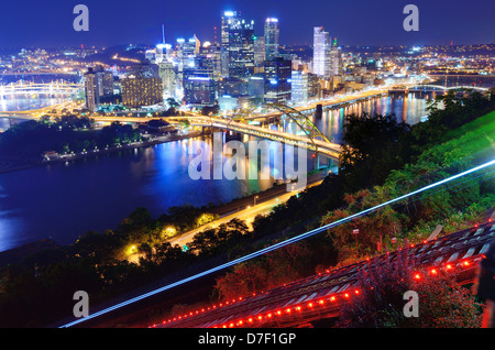 Lichtspuren aus Pittsburgh, Pennsylvania zu neigen. Stockfoto