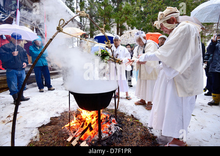 Yamabushi Mönche führen Ritutals in Japan. Stockfoto