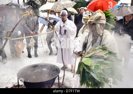 Yamabushi Mönche führen Ritutals in Japan. Stockfoto