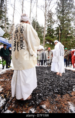 Yamabushi Mönche führen Ritutals in Japan. Stockfoto