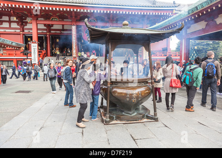 URN für das Brennen von duftenden klebt vor dem Haupttempel Heiligtum Kannondo Senso-Ji, Asakusa, Tokio, Japan Stockfoto