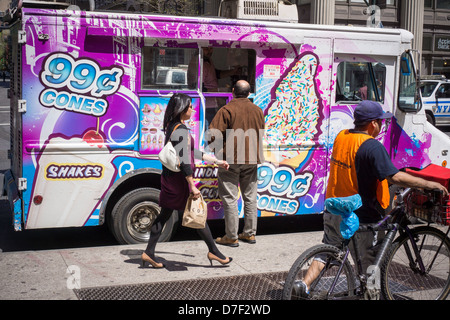 Frugal Eisliebhaber genießen eine frostige Behandlung von 99 Cent Kegel Softeis LKW Stockfoto