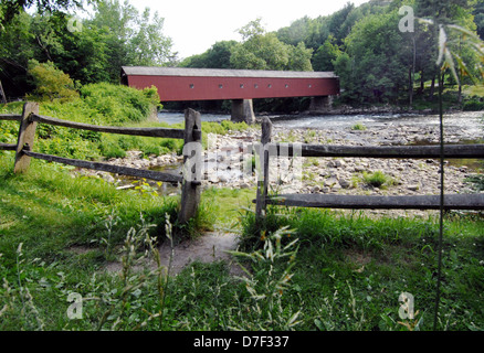 West Cornwall Covered Bridge überspannt die Housatonic River Cornwall Connecticut, Stockfoto