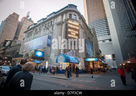 Theaterfreunde kurz vor den Vorhang vor dem Shubert Theater in New York wo "Matilda: The Musical" führt Stockfoto