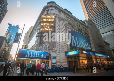 Theaterfreunde kurz vor den Vorhang vor dem Shubert Theater in New York wo "Matilda: The Musical" führt Stockfoto