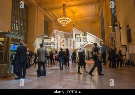Besucher zum Grand Central Terminal stehen in Ehrfurcht vor des Ziels zweistöckigen "Puppenhaus" Stockfoto