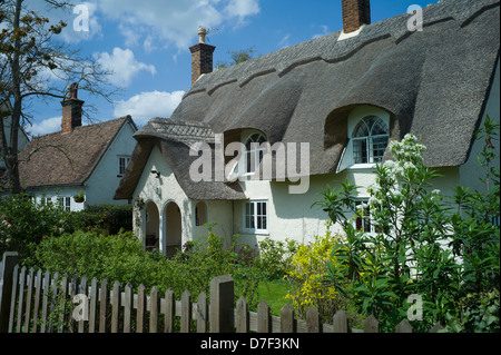 Ickwell, Bedfordshire, England, Mai 2013. Attraktive Reetdachhaus in das Dorf Ickwell berühmt für seine jährliche Maibaum Tanz Stockfoto