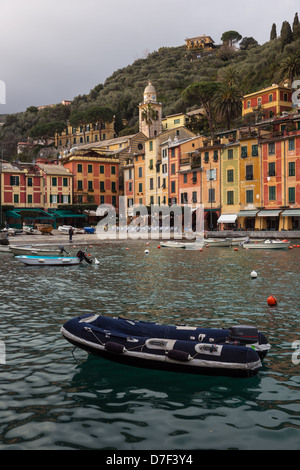 Blick über den malerischen Hafen von Portofino, einem italienischen Fischerdorf und gehobenen resort Stockfoto