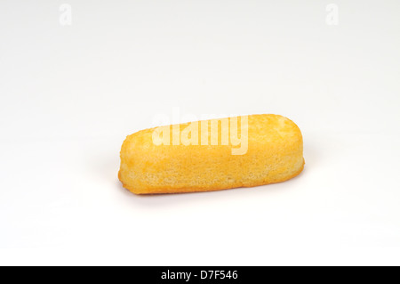 Einzelne Gastgeberin Twinkie auf weißem Hintergrund ohne Verpackung Ausschnitt. USA Stockfoto