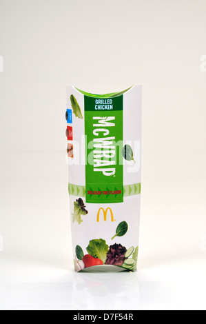 McDonalds gegrilltes Huhn McWrap Sandwich in einer Verpackung auf weißem Hintergrund Ausschnitt. USA Stockfoto