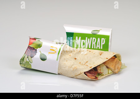 McDonalds gegrilltes Huhn McWrap mit Verpackung auf weißem Hintergrund, Ausschnitt. USA Stockfoto