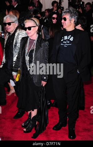 New York, USA. 6. Mai 2013. Debbie Harry und Chris Stein, Clem Burke im Ankunftsbereich für PUNK: Chaos, Couture - Metropolitan Museum of Art 2012 Costume Institute Gala Benefit - Teil2, Metropolitan Museum of Art, New York, NY 6. Mai 2013. Foto von: Gregorio T. Binuya/Everett Collection/Alamy Live-Nachrichten Stockfoto