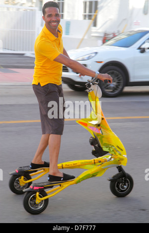 Miami Beach Florida, Ocean Drive, Tribred von Trikke, Elektrofahrzeug, gemietet, Verleih, hispanischer Mann Männer männliche Erwachsene, Reiten, Spaß haben, FL120615058 Stockfoto